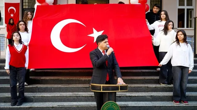 Bayrakla Başlayan Tören, Okul Bahçesinde Birlik Mesajı Verdi