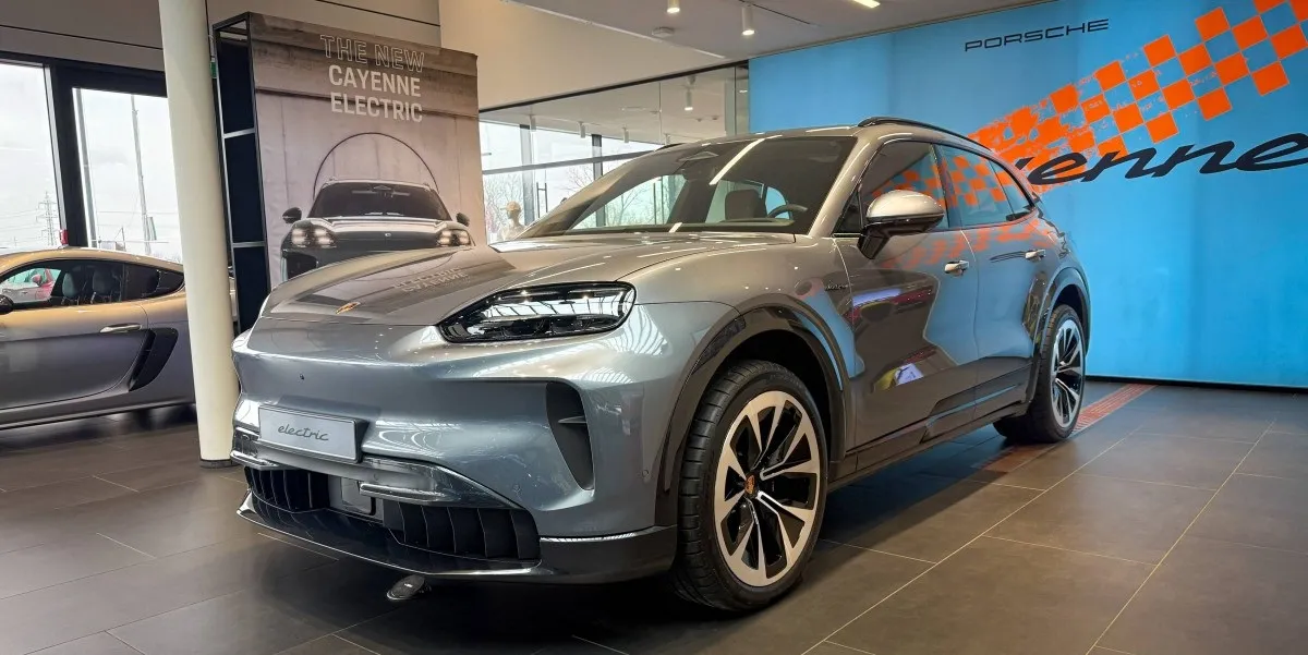 Elektrikli Porsche Cayenne Sahneye Çıktı: 442 Beygir Güç, 16 Dakikalık Şarj ve Yepyeni İç Mekan